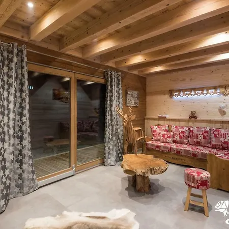 La Reine Des Pres Sauna Piscine Le Domaine Des Fleurs ジェラールメ